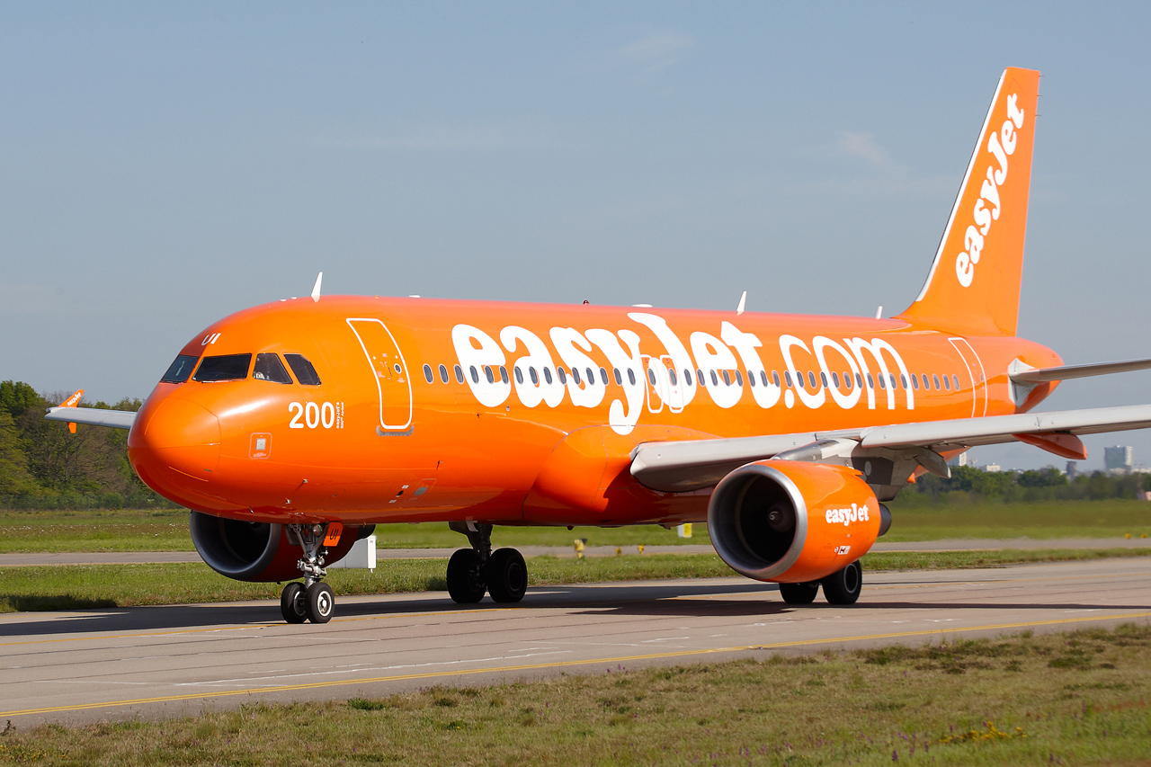 [04/05/13] Airbus A320 (G-EZUI) EasyJet  "200th Airbus for Easyjet" 7gr3