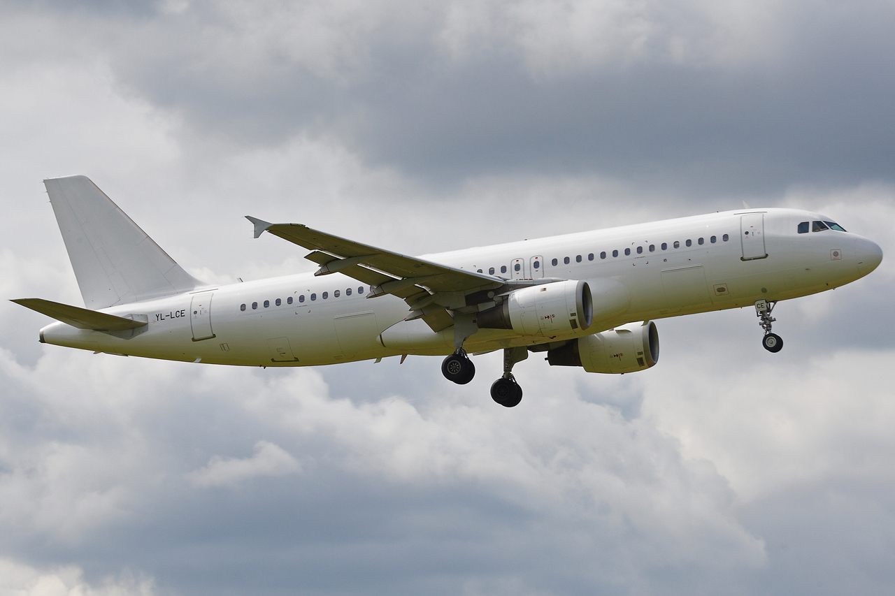 [22/04/2013] Airbus A320 (YL-LCE) SmartLynx Zc8b