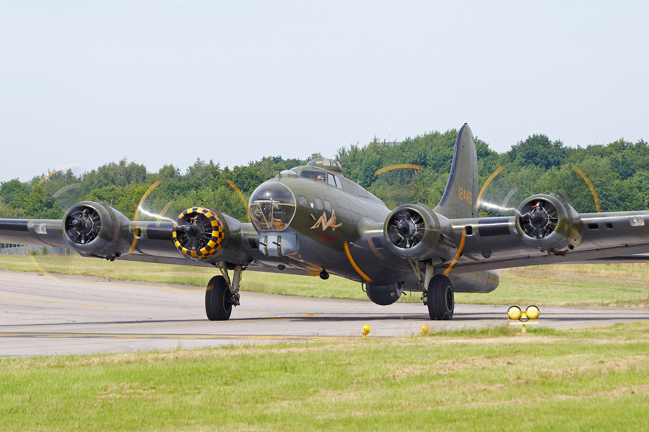 [01/07/2013] B17 Flying Fortress (G-BEDF) Sally B's - Page 2 Xrvn