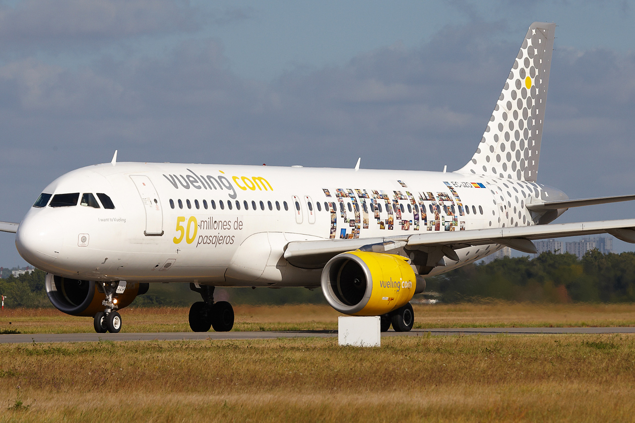 [27/09/2012] Airbus A320 (EC-JZQ) Vueling: ¡Gracias! 50 Million Passengers Kk5o