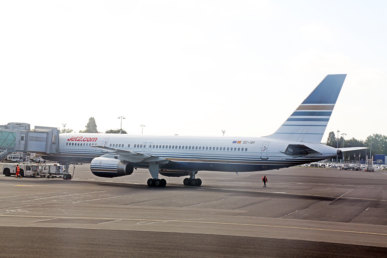 [17/05/2015] Boeing B757-200 (EC-ISY) Privilege Style "Jet2.com sticker" 0VTBSf