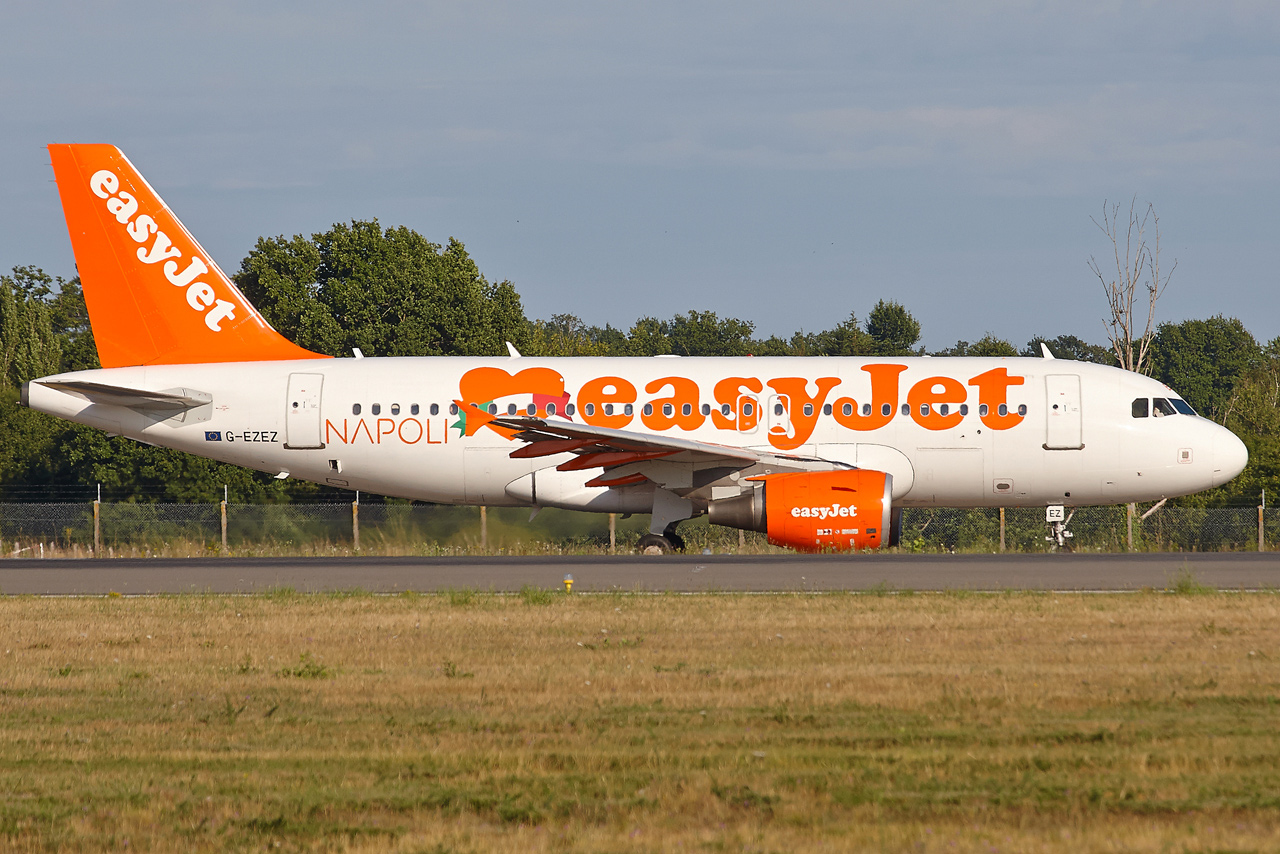 [27/04/2014] Airbus A319 (G-EZEZ) Easyjet "Napoli c/s" R4vZ33