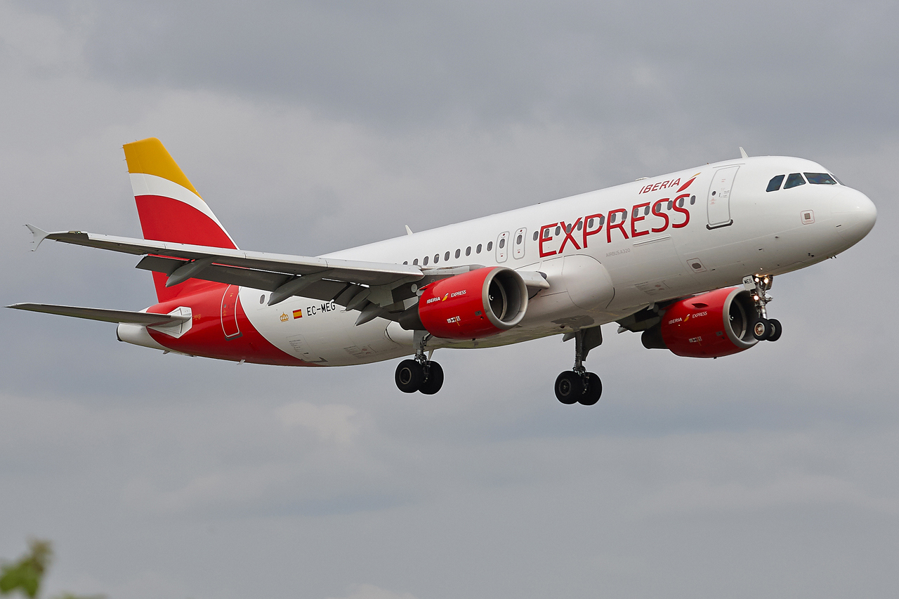 [24/04/2015] Airbus A320 (EC-MEG) Iberia Express 8QVO0E