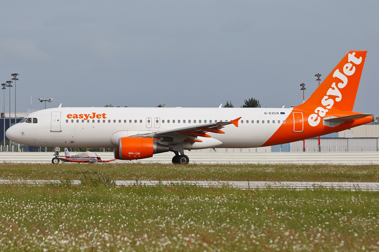 [14/05/2015] Airbus A320 ( G-EZUA ) Easyjet  NjJiNz