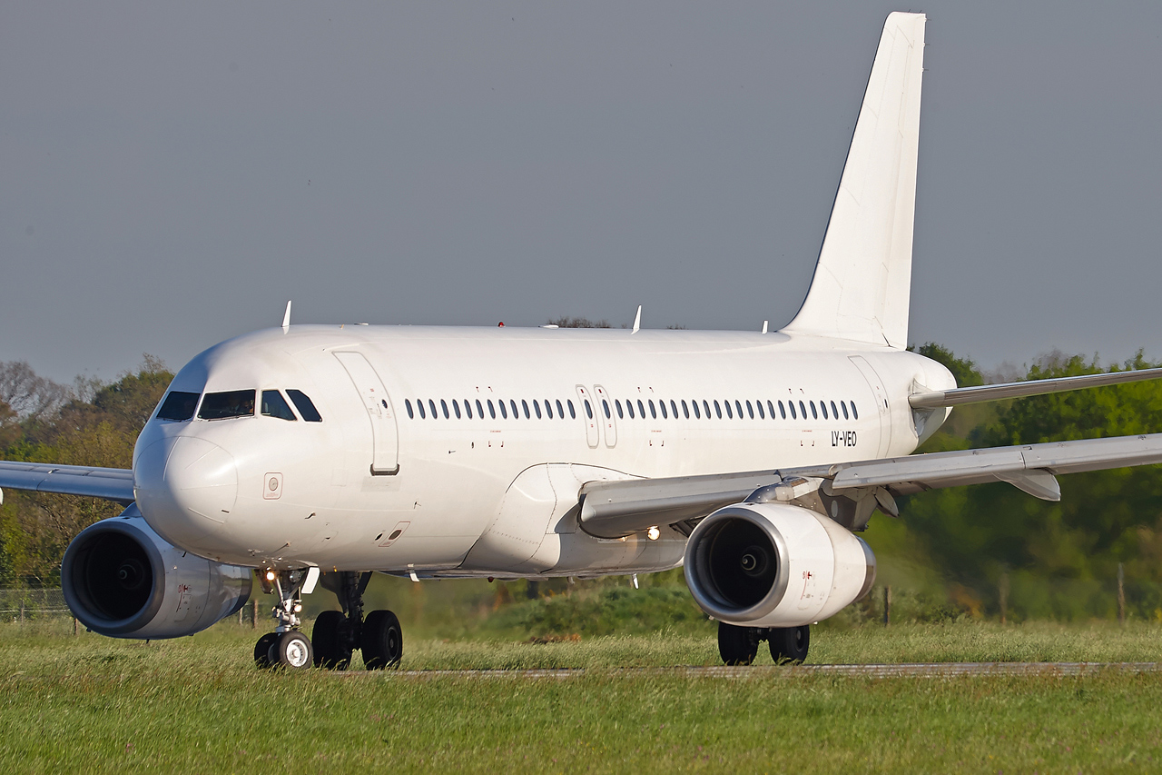 [19/04/2015] Airbus A320 (LY-VEO) Vueling LnyqAD