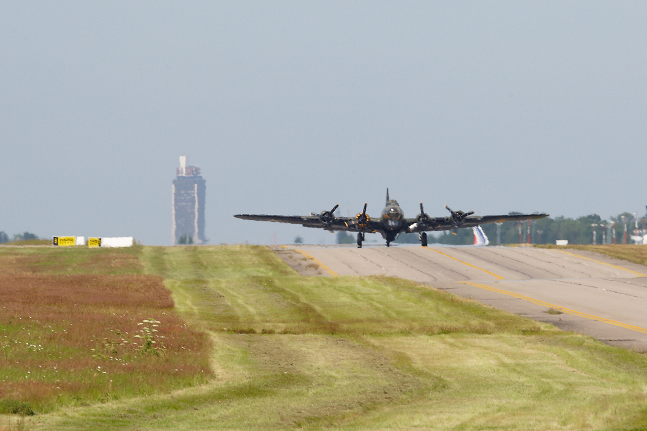 [01/07/2013] B17 Flying Fortress (G-BEDF) Sally B's - Page 2 Hvae