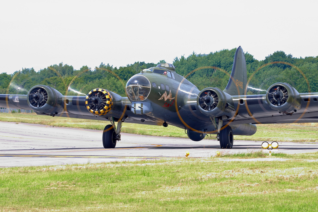 [01/07/2013] B17 Flying Fortress (G-BEDF) Sally B's - Page 2 Sj5c