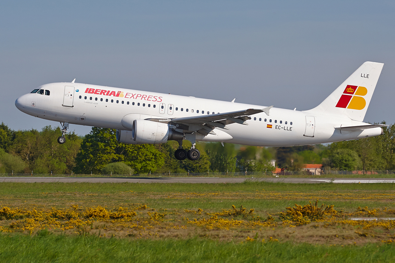 [19/04/2015] Airbus A320 (EC-LLE) Iberia Express XFBzm3