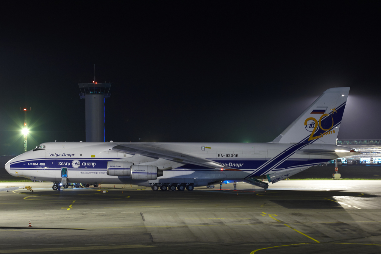 [25/01/2012] Antonov An124 (RA-82046) Volga Dnierp  V50k