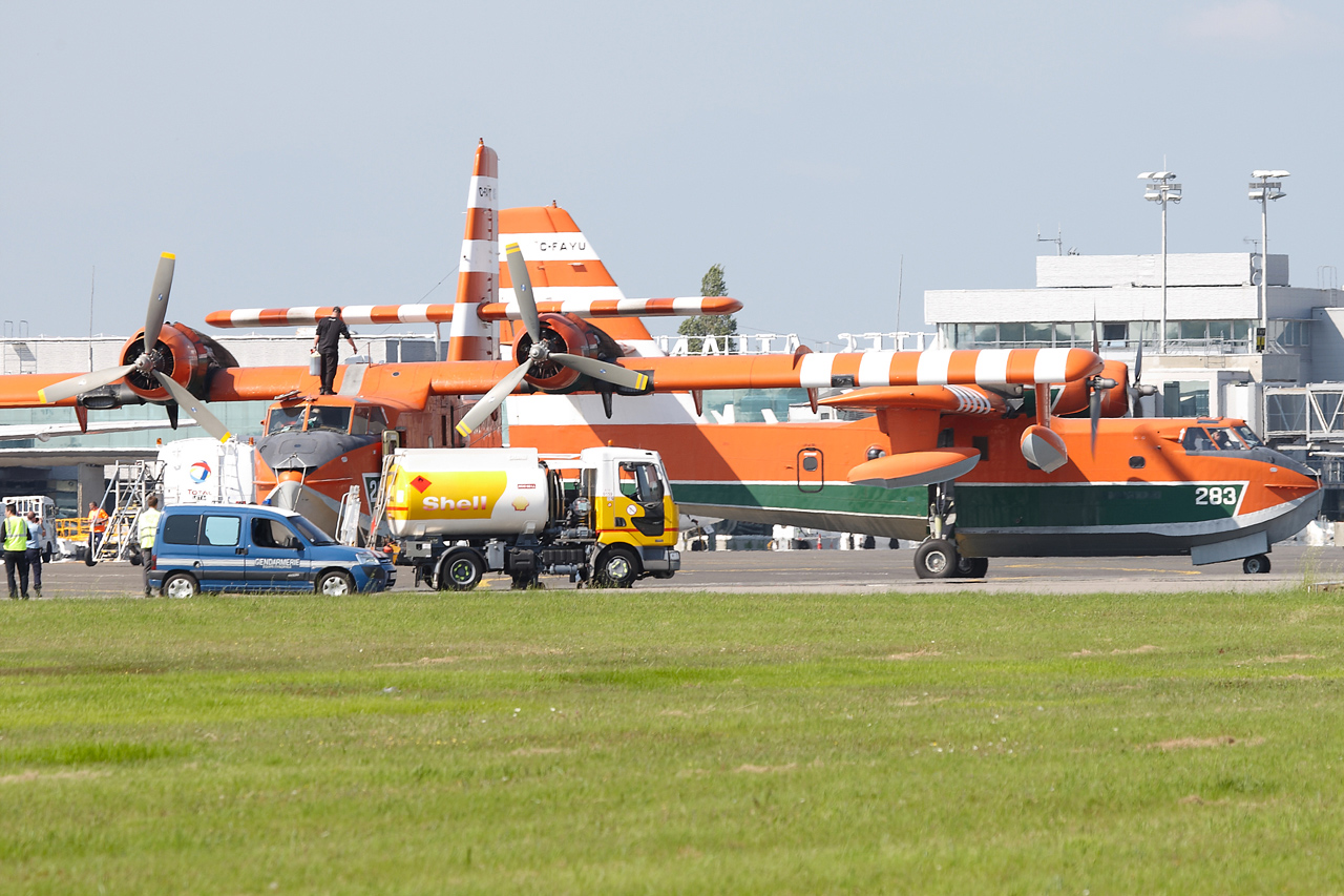 [23/05/2012] Canadair CL-215 (C-FAYN & C-FAYU) Buffalo Airways D7jk