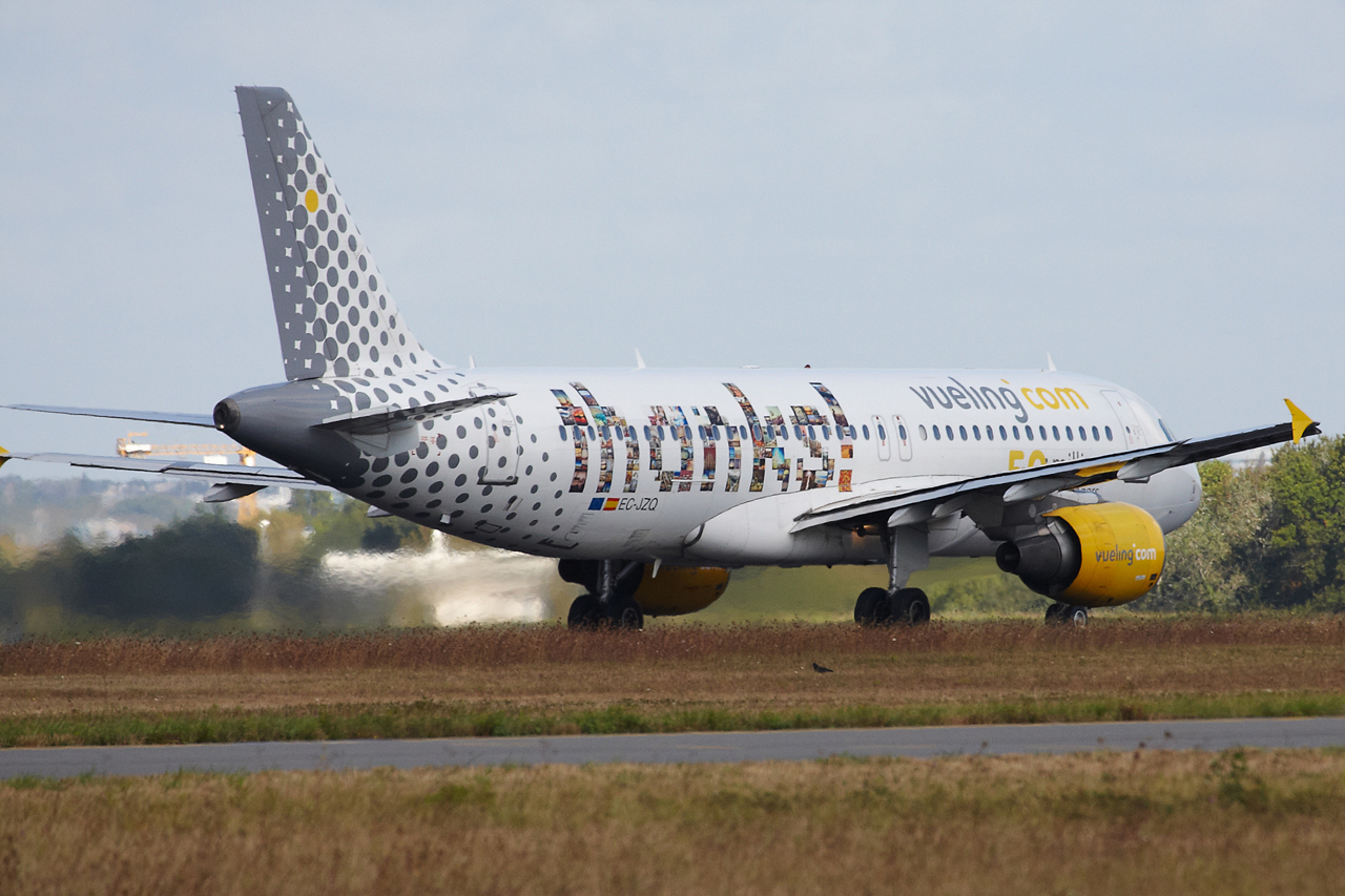 [27/09/2012] Airbus A320 (EC-JZQ) Vueling: ¡Gracias! 50 Million Passengers Hmjk