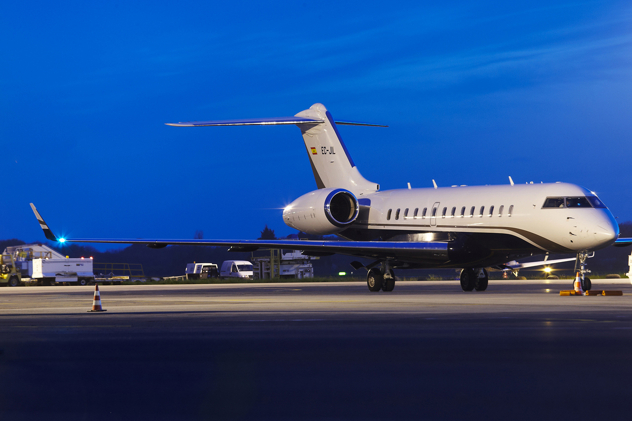 [18/04/2013] Bombardier BD-700-1A10 Global Express (EC-JIL) Pll6