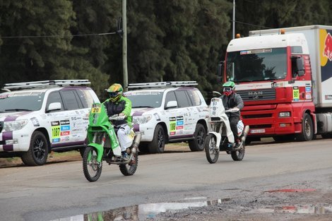 Los Dakar salieron del Puerto de Campana....FIESTA TOTAL.! 3hm8