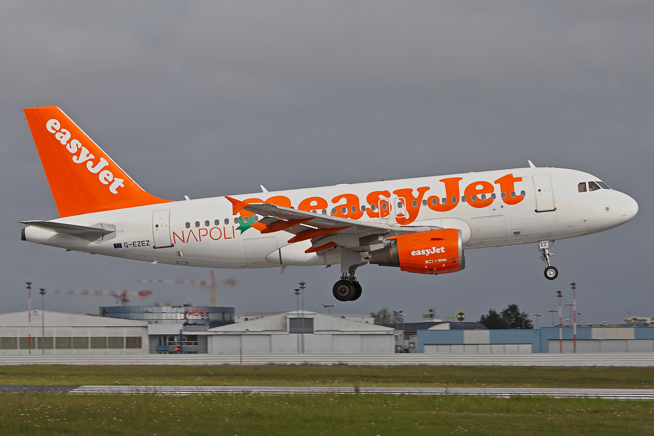 [27/04/2014] Airbus A319 (G-EZEZ) Easyjet "Napoli c/s" Dz1rx