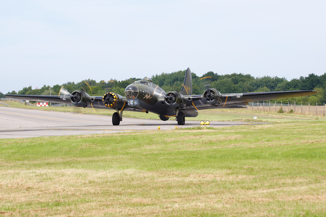 [01/07/2013] B17 Flying Fortress (G-BEDF) Sally B's - Page 2 Ljij