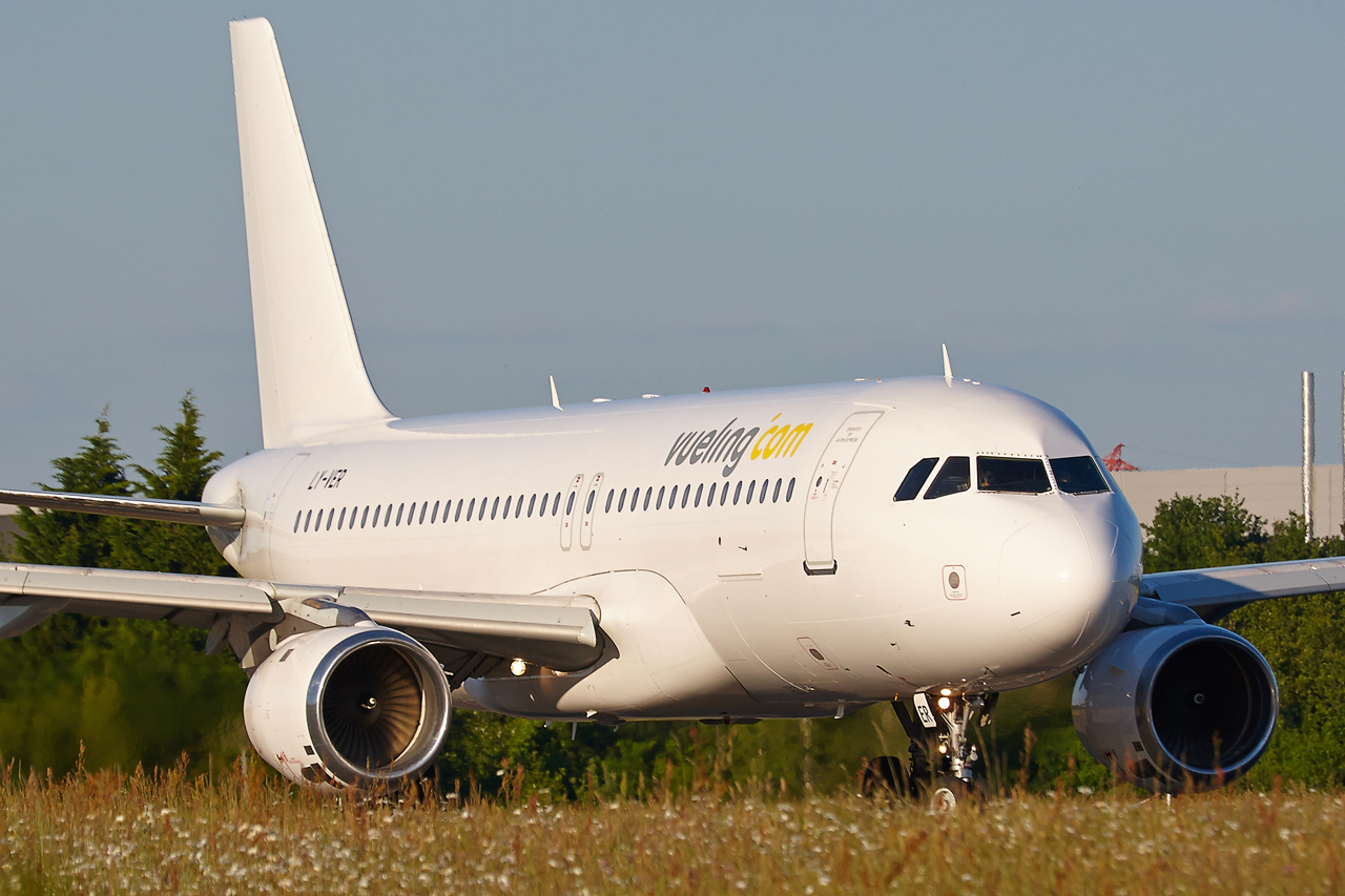 [18/05/2014] Airbus A320 (LY-VER) Vueling opb Avion Express Gh5d