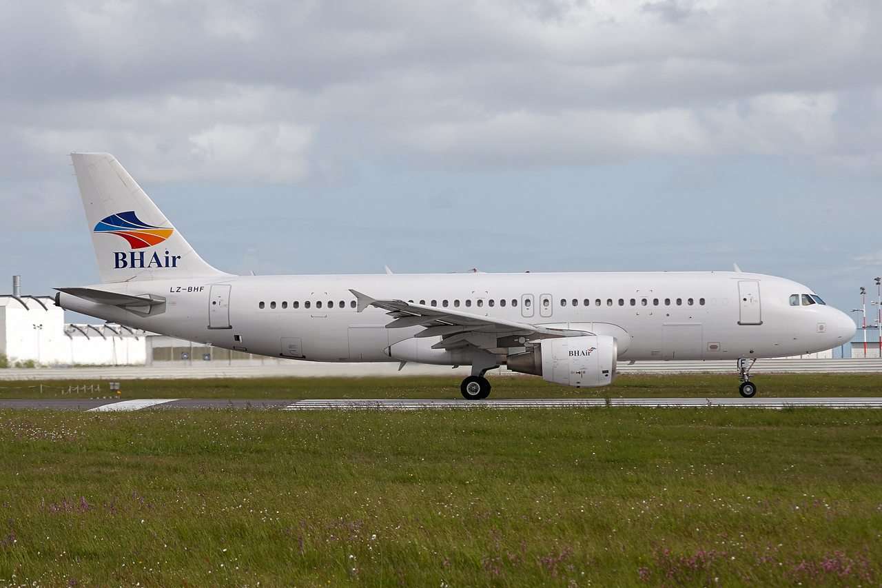 [26/04/2014] A320 (LZ-BHF) BHAir Cvro