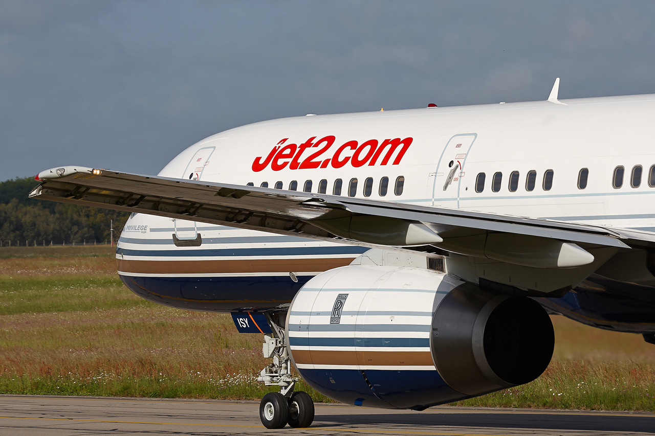 [17/05/2015] Boeing B757-200 (EC-ISY) Privilege Style "Jet2.com sticker" VNwh4A