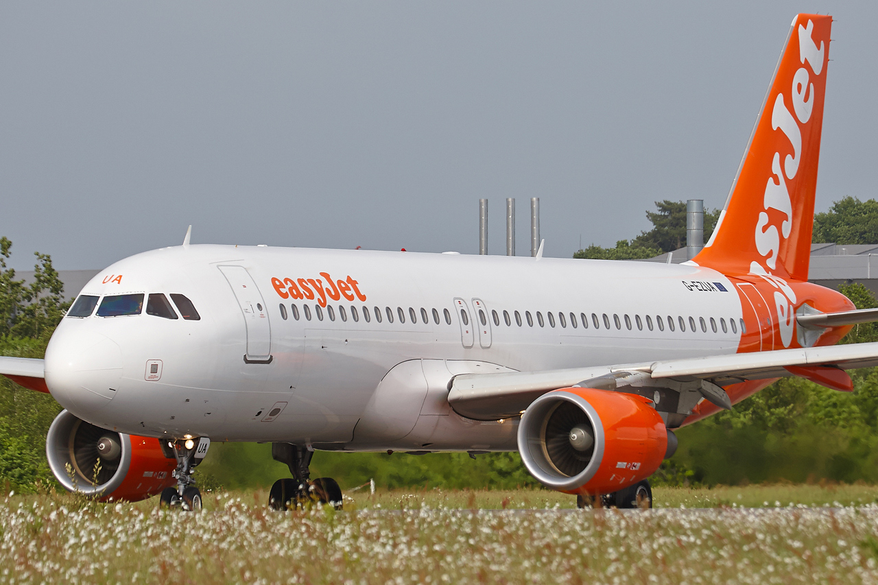 [14/05/2015] Airbus A320 ( G-EZUA ) Easyjet  F1VNhS