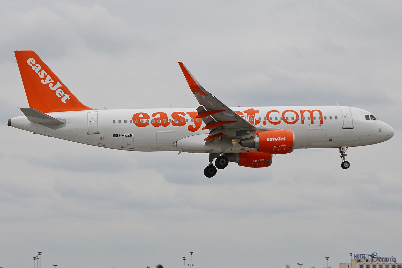 [24/04/2015] Airbus A320 (G-EZWI) Easyjet à sharklets Z9L5aa