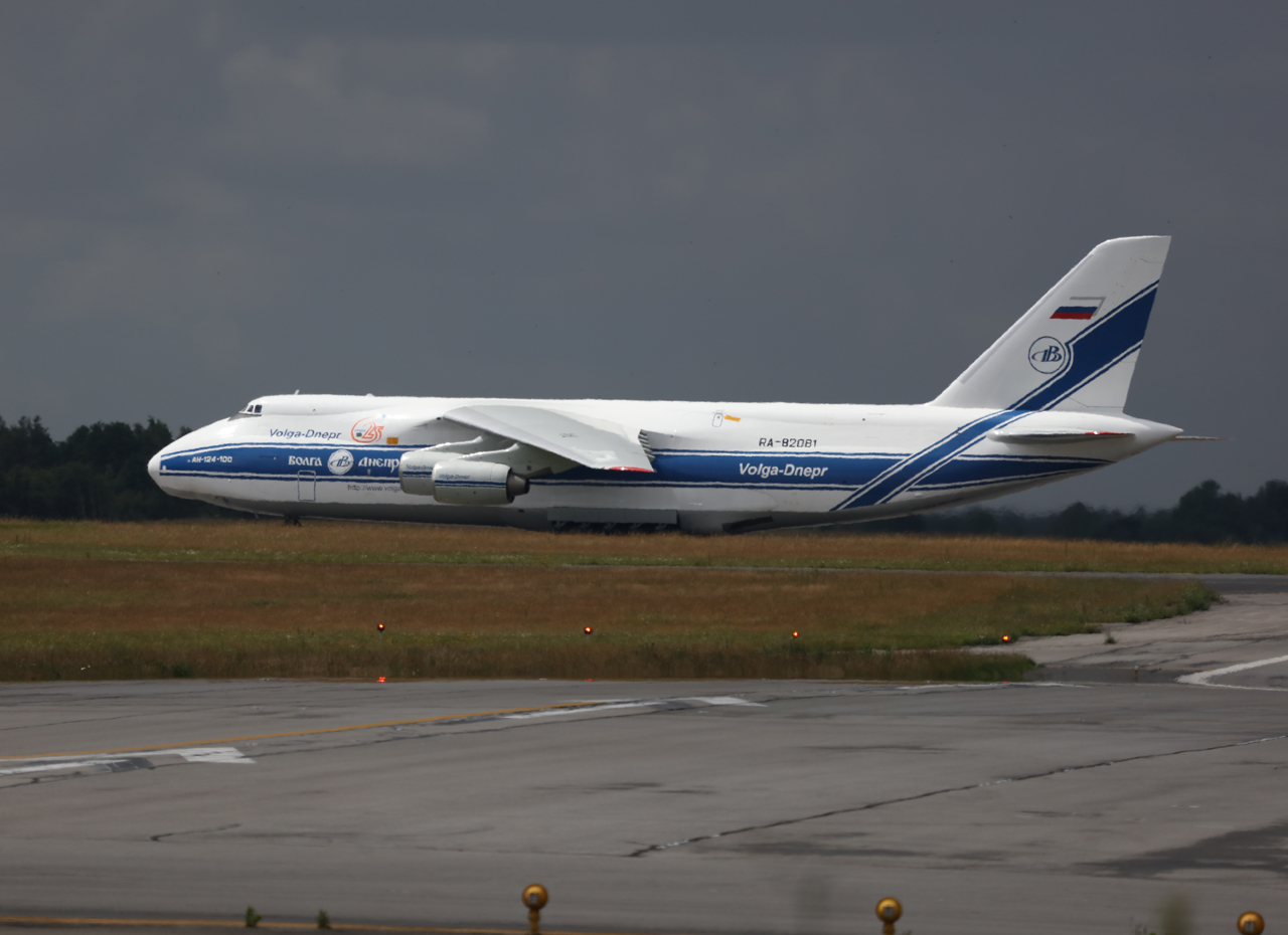  [15/06/2016] Antonov An124 (RA-82081) Volga-Dnepr Airlines   HO1VuW