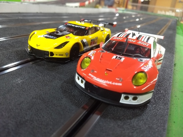 Duelo en pista: Corvette C7R vs Porsche 911 - Categoría GT Scaleauto con imán. Nmi35I