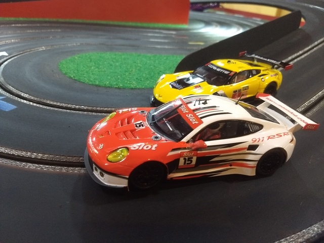 Duelo en pista: Corvette C7R vs Porsche 911 - Categoría GT Scaleauto con imán. I7zT7d