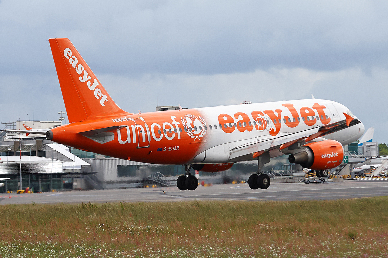 [25/04/2016] EASYJET G-EJAR UNICEF Ki7Jd7