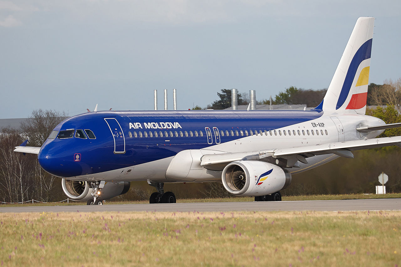 [10/04/2016] Airbus A320 (ER-AXP) Air Moldova   9mD4Nv