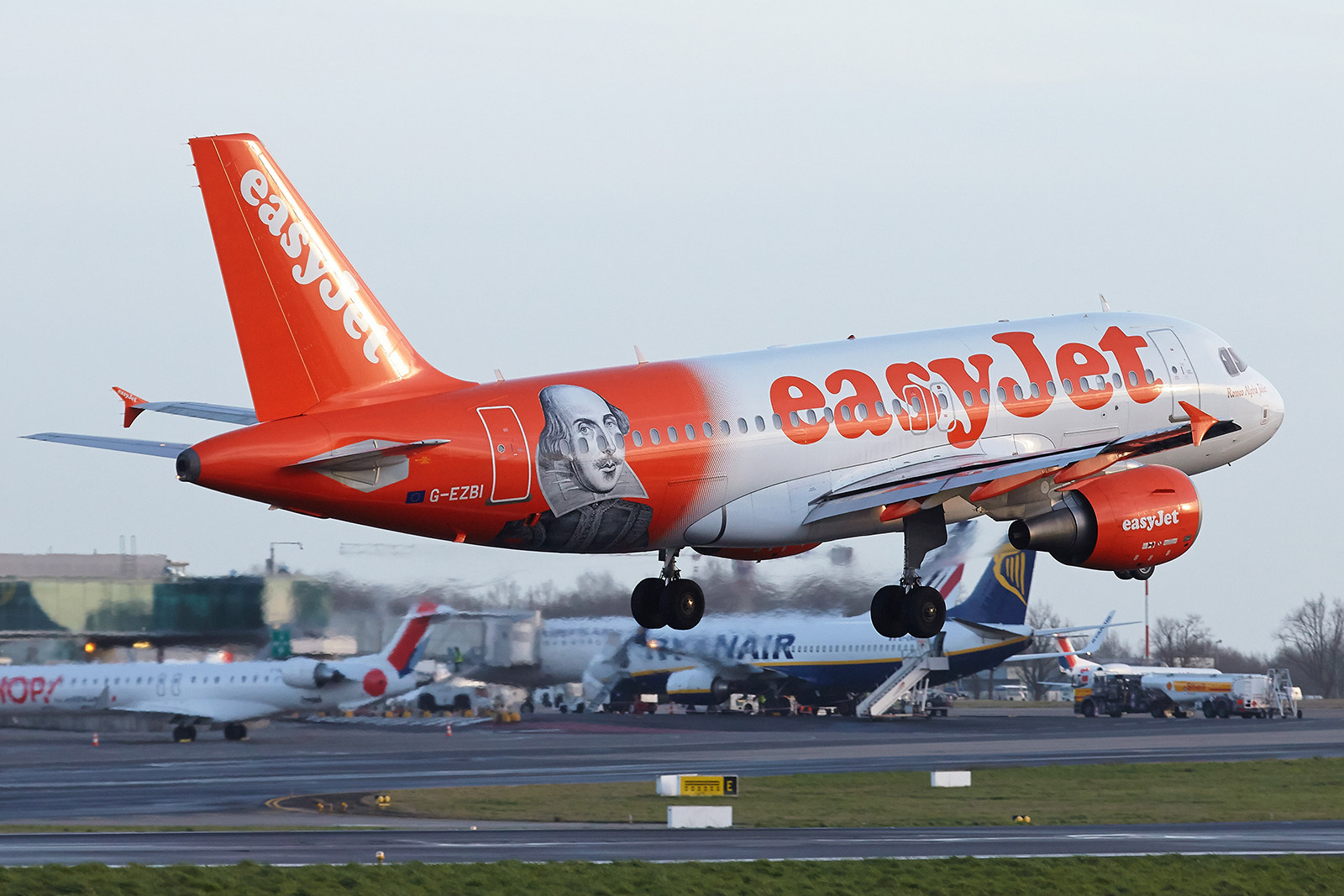 [2016] Airbus A319 (G-EZBI ) Easyjet ( William Shakespeare livery) AptJJq