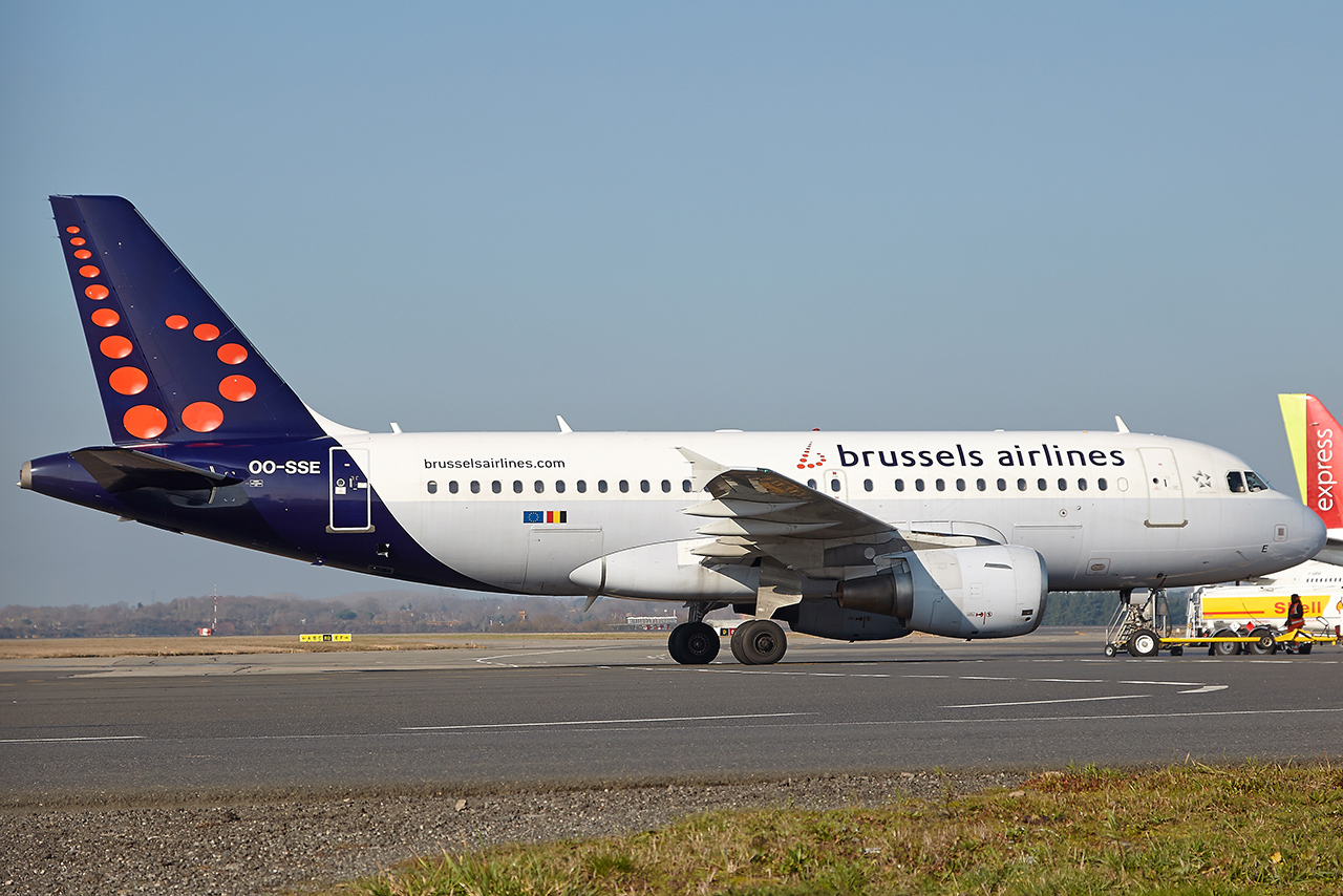 [10/02/2017] AIRBUS A319 (OO-SSE) Brussels Airlines XNIetU