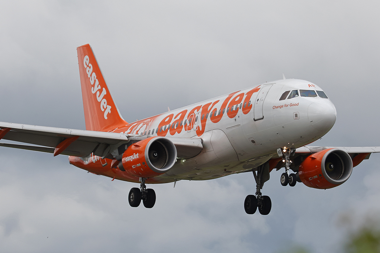 [25/04/2016] EASYJET G-EJAR UNICEF OPKsiP