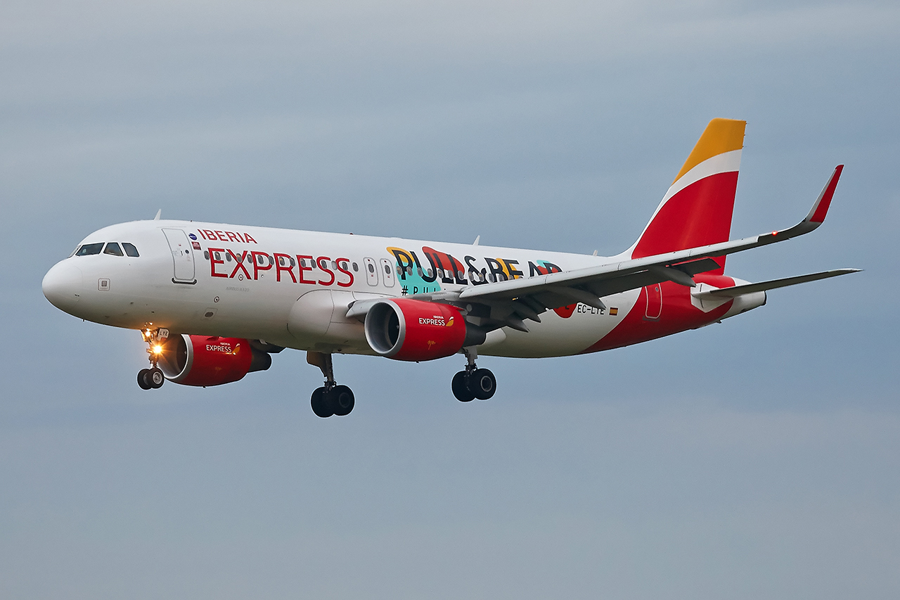 [09/10/2016] Airbus A320SL (EC-LYE) Iberia Express "Pull&Bear" c/s 2mg2RS