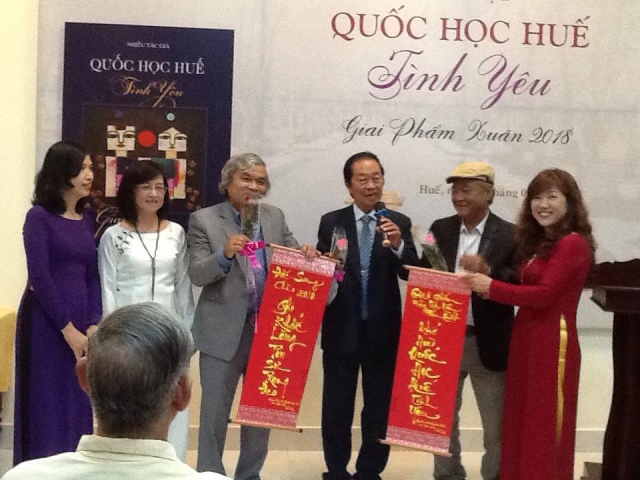 tang - GIAI PHẨM XUÂN 2018. QUỐC HỌC HUẾ-TÌNH YÊU  Ga8M3d