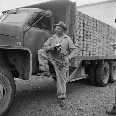 La photo retrouvée de Life Magazine (archive) d'un des fils TRENT (McMinnville pictures)... - Page 3 Loomisdeanfarmerpaultre