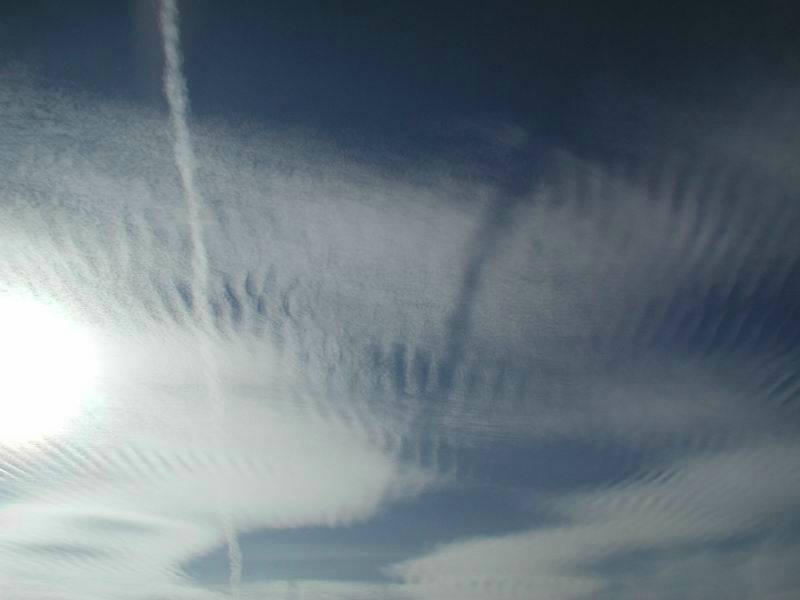 2010: Objet étrange au dessus de la Chapelle saint Mesmin(contrail sur une couche nuageuse) Contrailshadow1