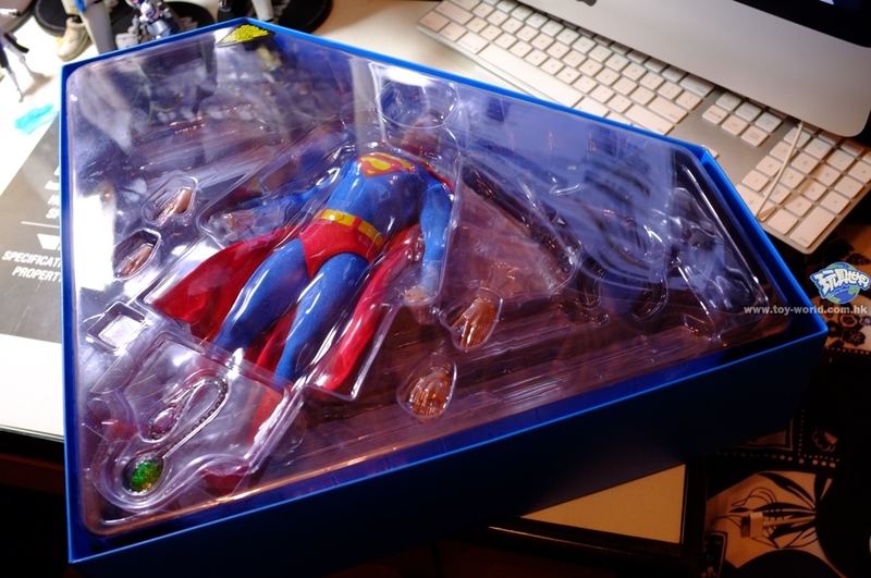 HOT TOYS - Superman (Christopher Reeve) 111012235361399f9a312d0