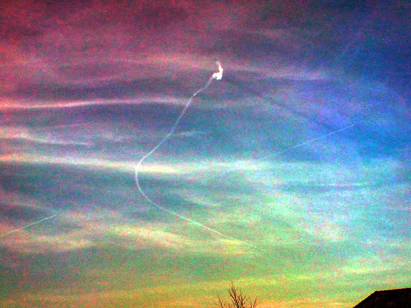 2010: Objet étrange au dessus de la Chapelle saint Mesmin(contrail sur une couche nuageuse) Copie10bis