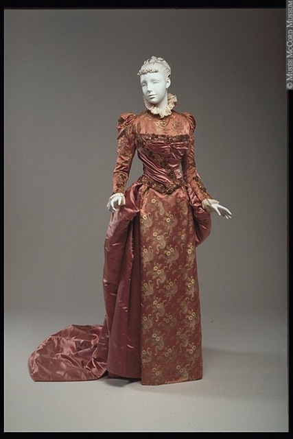 فساتين و أزياء نسائية تعود إلى القرن الثامن عشر : تاريخ يحكي (( مجموعة صور )) ! Fashion8