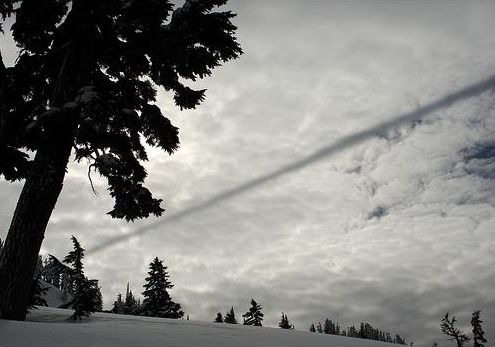 2010: Objet étrange au dessus de la Chapelle saint Mesmin(contrail sur une couche nuageuse) Anticontrail