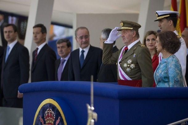 LOS REYES PRESIDEN DÍA DE LAS FUERZAS ARMADAS EN MÁLAGA 610x6f