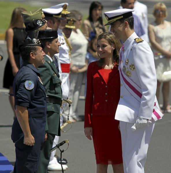 LOS REYES PRESIDEN DÍA DE LAS FUERZAS ARMADAS EN MÁLAGA 1306674088147efe2011052