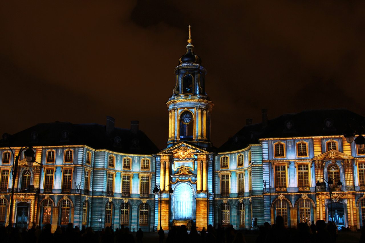 Illuminations de Noel 2013 sur la facade de la mairie de Rennes O1vs