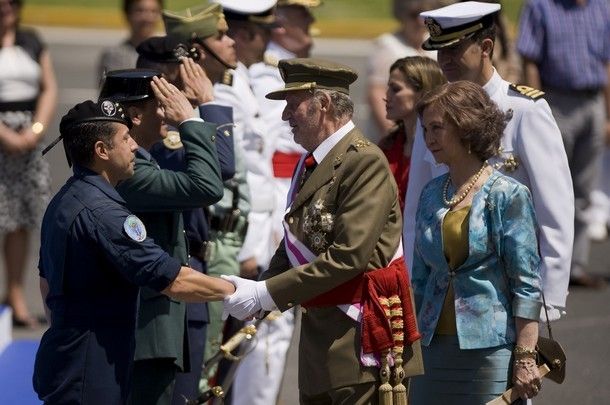 LOS REYES PRESIDEN DÍA DE LAS FUERZAS ARMADAS EN MÁLAGA 610x4s