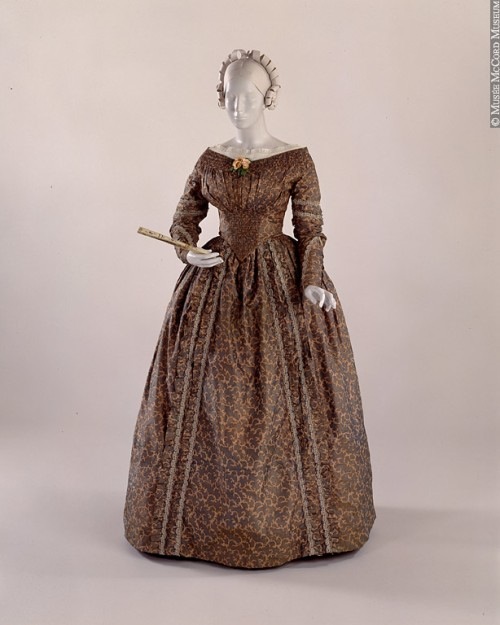 فساتين و أزياء نسائية تعود إلى القرن الثامن عشر : تاريخ يحكي (( مجموعة صور )) ! Fashion6