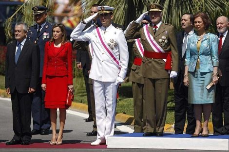 LOS REYES PRESIDEN DÍA DE LAS FUERZAS ARMADAS EN MÁLAGA 13066649040