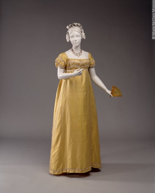 فساتين و أزياء نسائية تعود إلى القرن الثامن عشر : تاريخ يحكي (( مجموعة صور )) ! Fashion2e