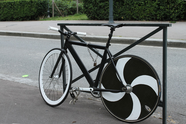 Vélo noir et blanc... pardon ! gwenn ha du Vlorennes