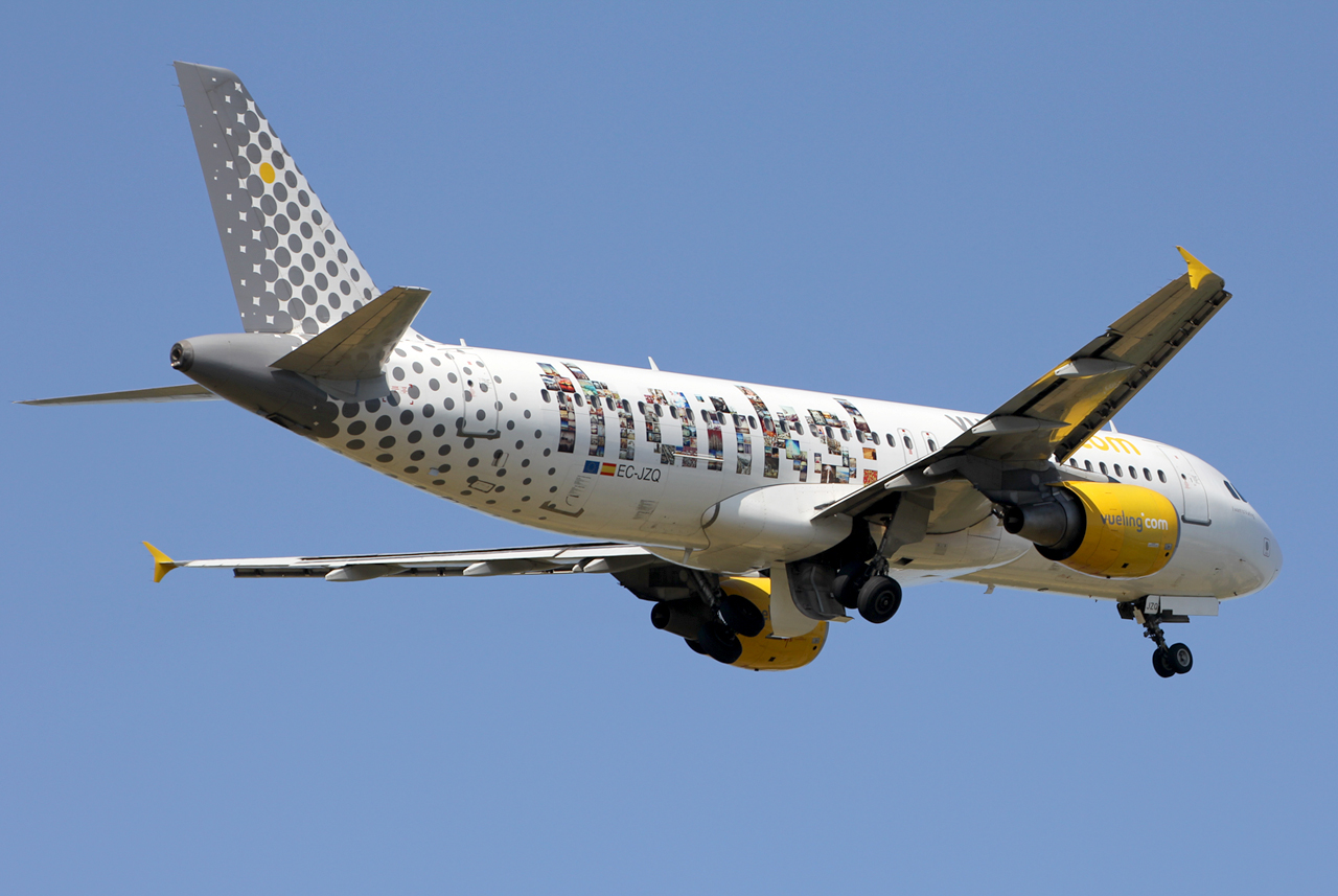 EC-JZQ Vueling "Thanks! 50 million passengers" le 11.07.13 8qq5