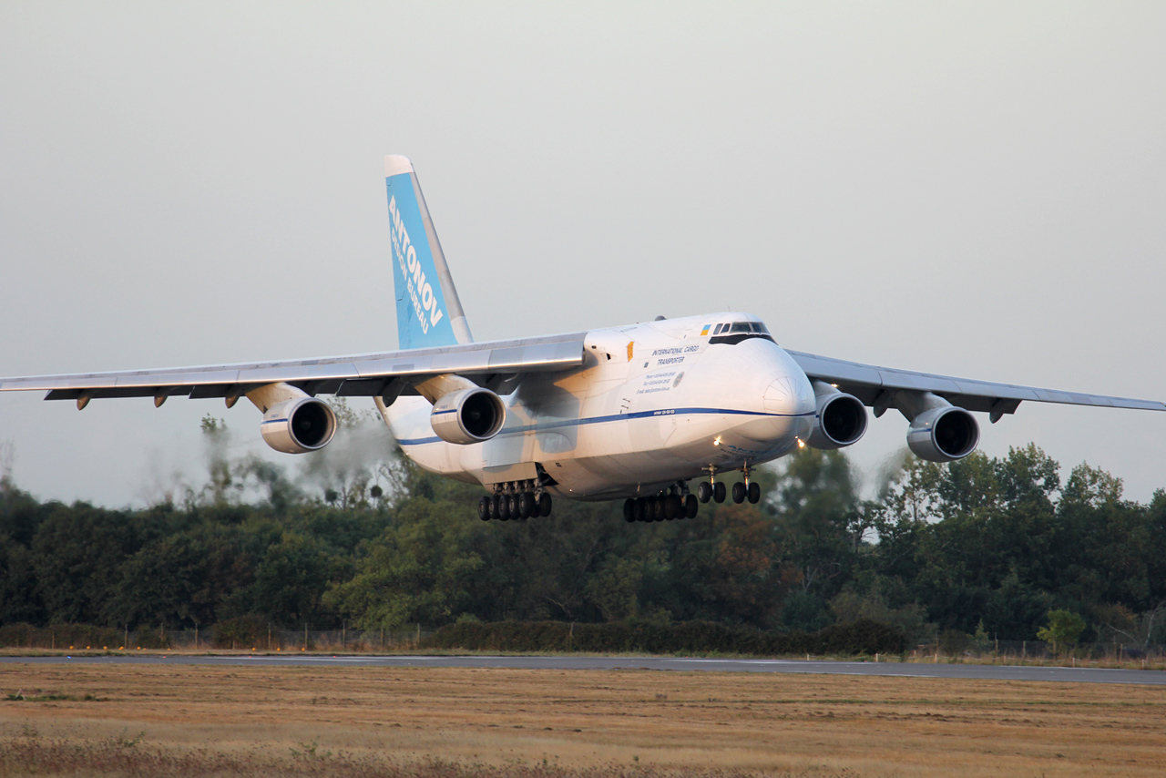 Spotting du 11/09/2013 : Antonov An-124-100 Antonov Airlines (Antonov Design Bureau) UR-82072 - Page 2 C0rq